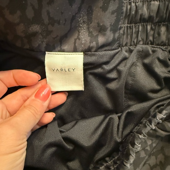 Women’s Varley Gray Animal Print Patterned Athletic Shorts size large - Picture 2 of 7